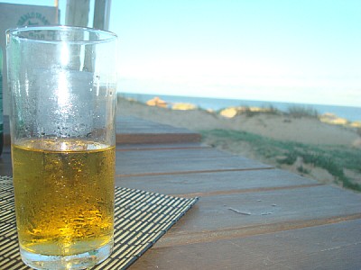 Cerveza condensando en la playa