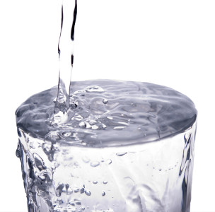 La condensacion sucede cuando llenamos el vaso con mas agua de la que puede almacenar